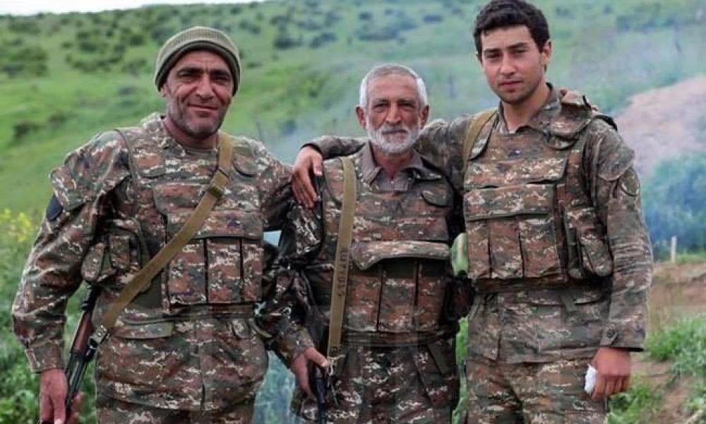 Αρτσάχ: Παππούς, πατέρας και εγγονός στο μέτωπο με το όπλο στο χέρι